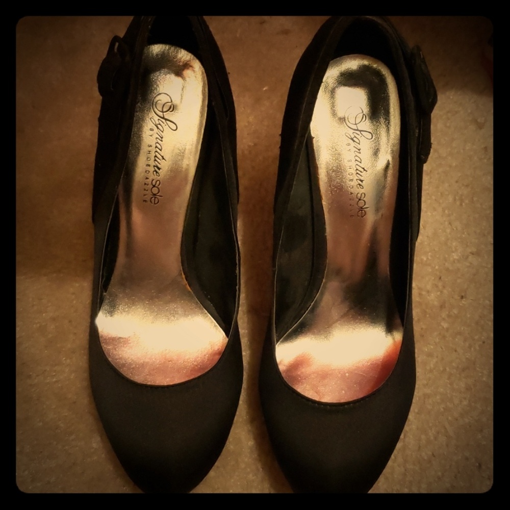 Black buckle detail heel